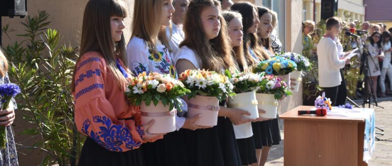 Остання шкільна лінійка: голова облради Закарпаття завітав на свято в науковий ліцей (ФОТО)