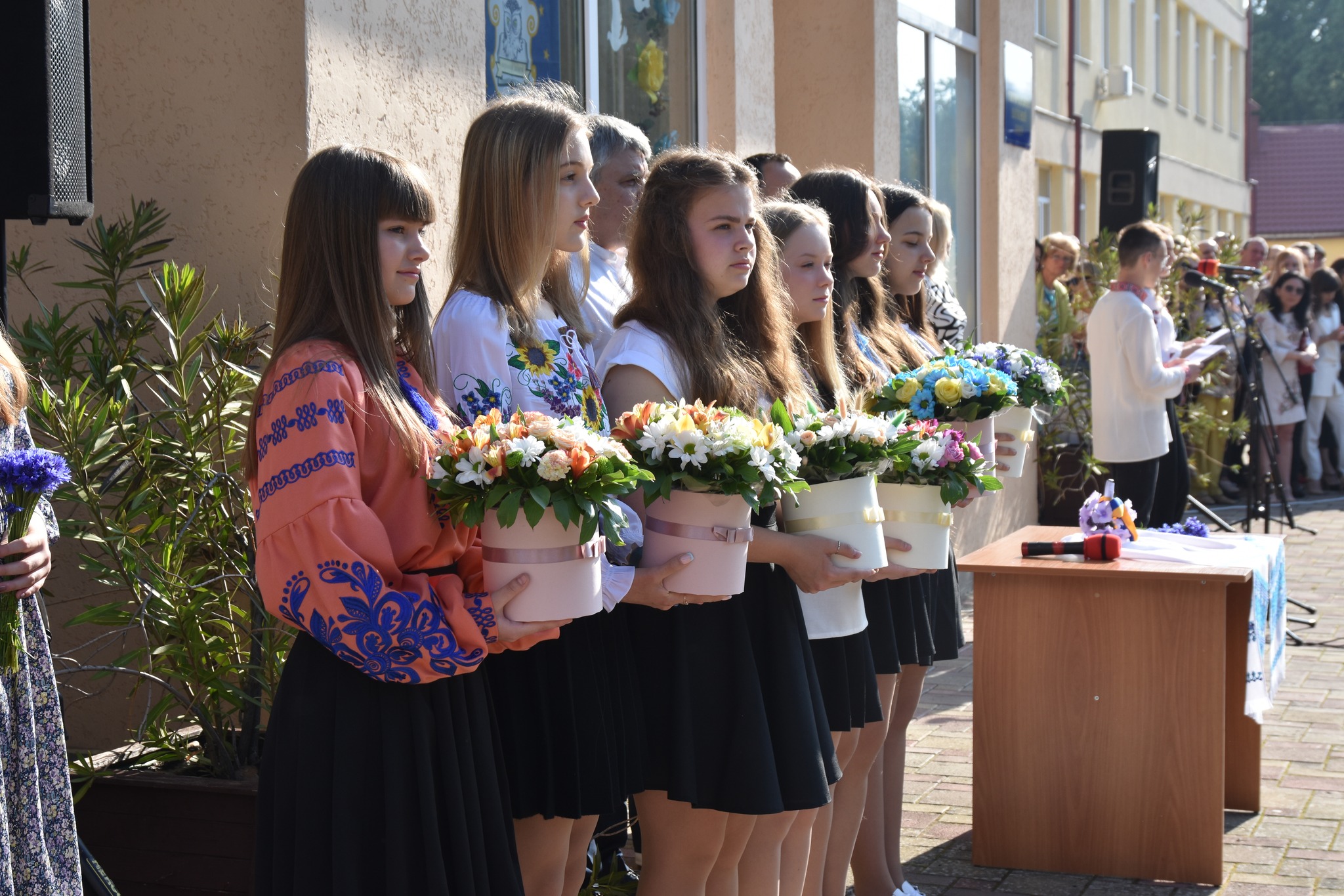 Остання шкільна лінійка: голова облради Закарпаття завітав на свято в науковий ліцей (ФОТО)