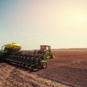 Дбають про продовольчу безпеку: закарпатські аграрії розпочали посівну