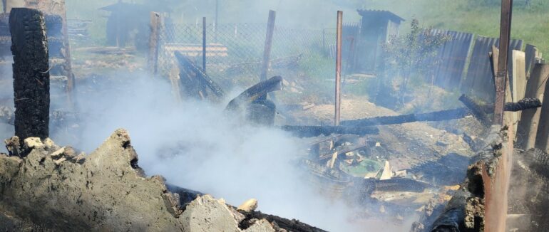 Гасити полум’я підручними засобами: на Закарпатті вирувала пожежа
