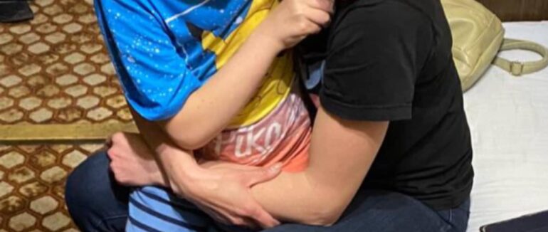 В Ужгороді заблукав 6-річний хлопчик: патрульні допомогли дитині відшукати маму