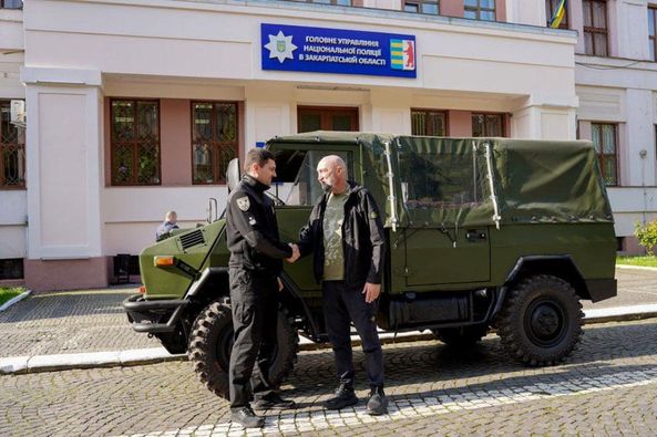 Багатоцільовий військовий автомобіль: закарпатські поліцейські на Сході отримали допомогу
