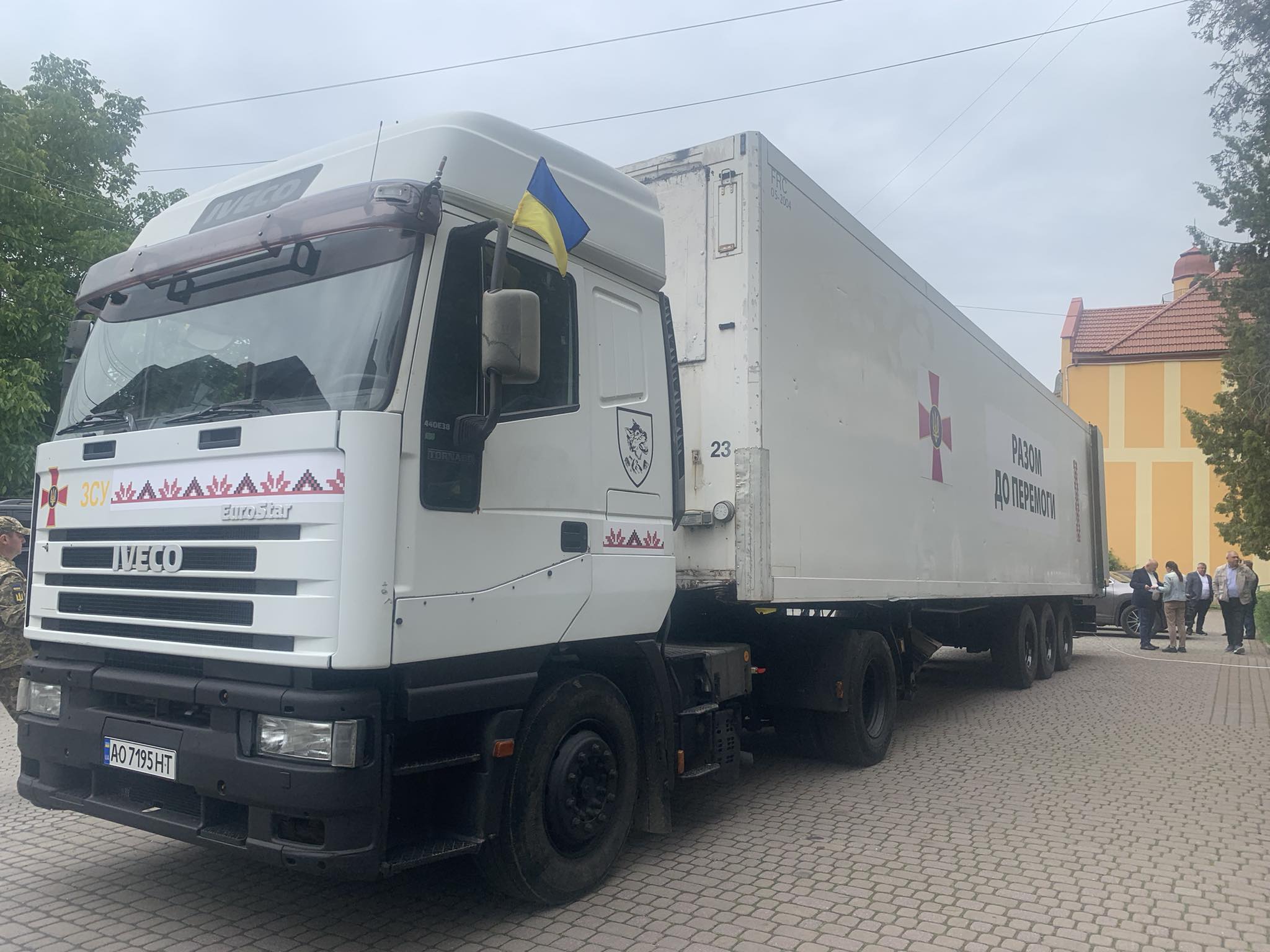 У День Вишиванки підприємці Мукачівщини відправили банно-пральний комплекс для військових на передову (ФОТО)