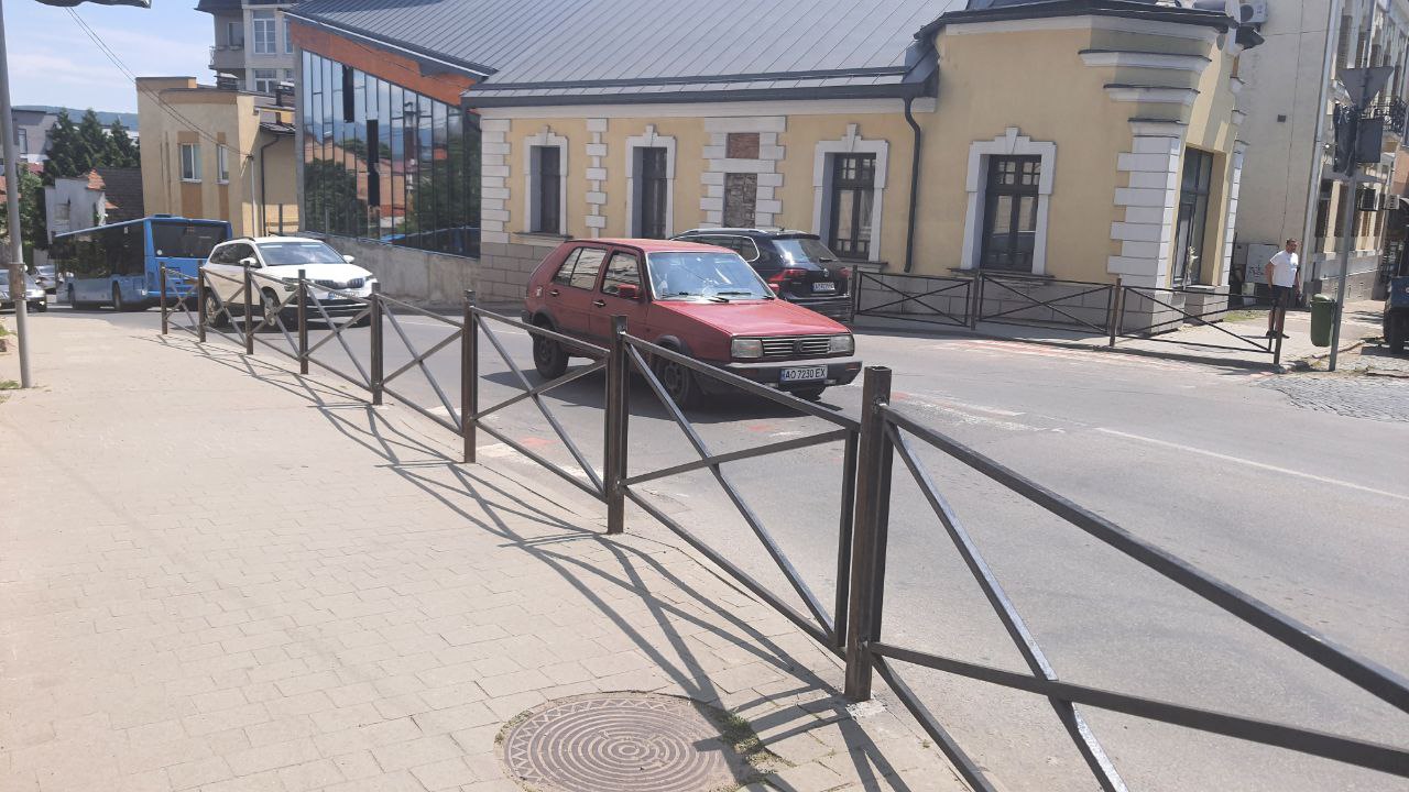 В Ужгороді ліквідували пішохідний перехід на вул. Підгірній