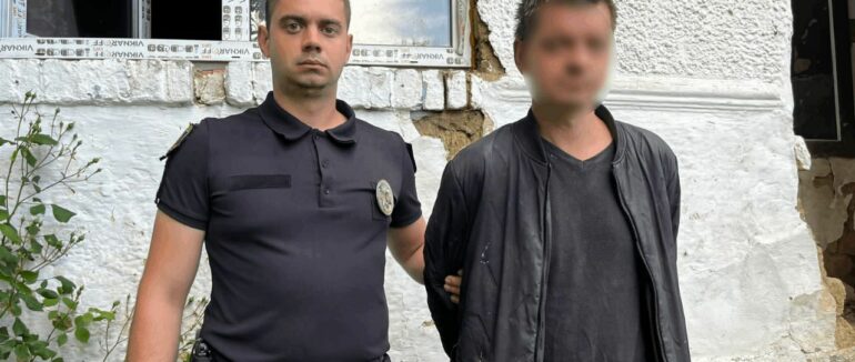 Підозрюваному у вбивстві матері, тіло якої знайшли закопаним на подвір’ї на Закарпатті, обрали запобіжний захід