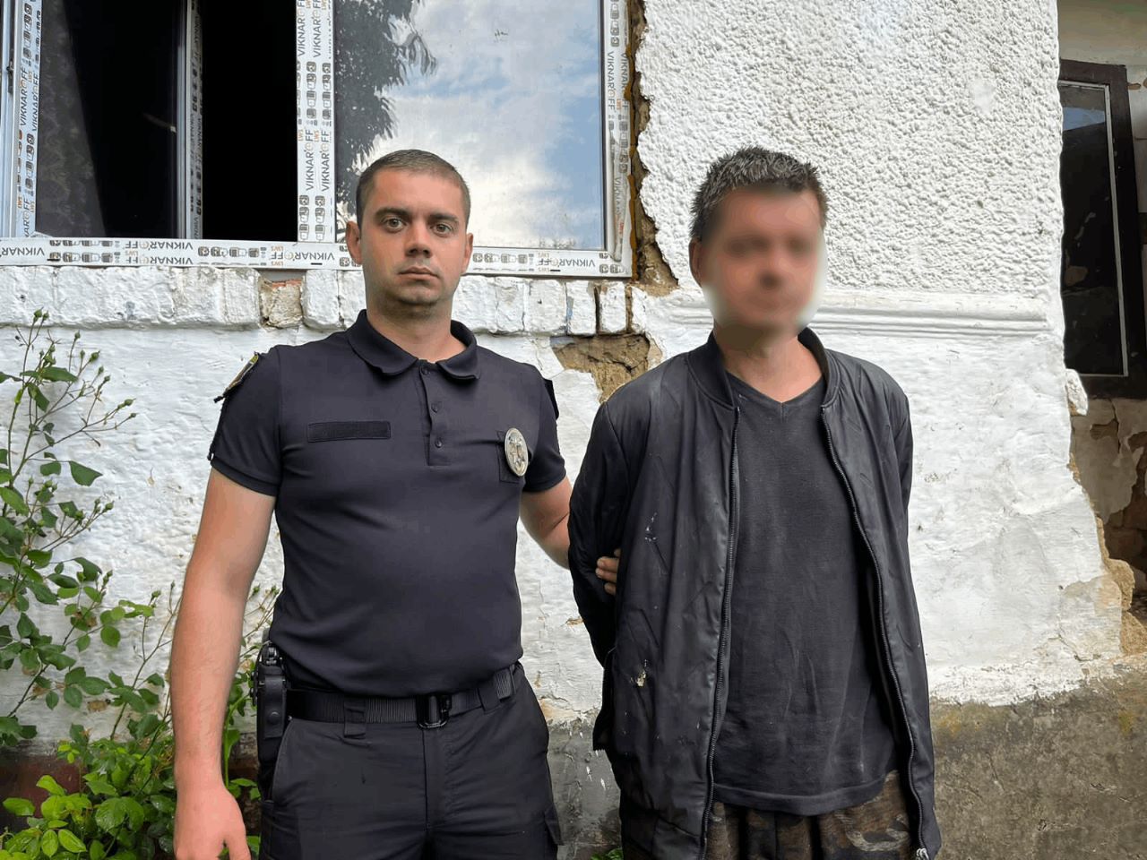 Підозрюваному у вбивстві матері, тіло якої знайшли закопаним на подвір’ї на Закарпатті, обрали запобіжний захід