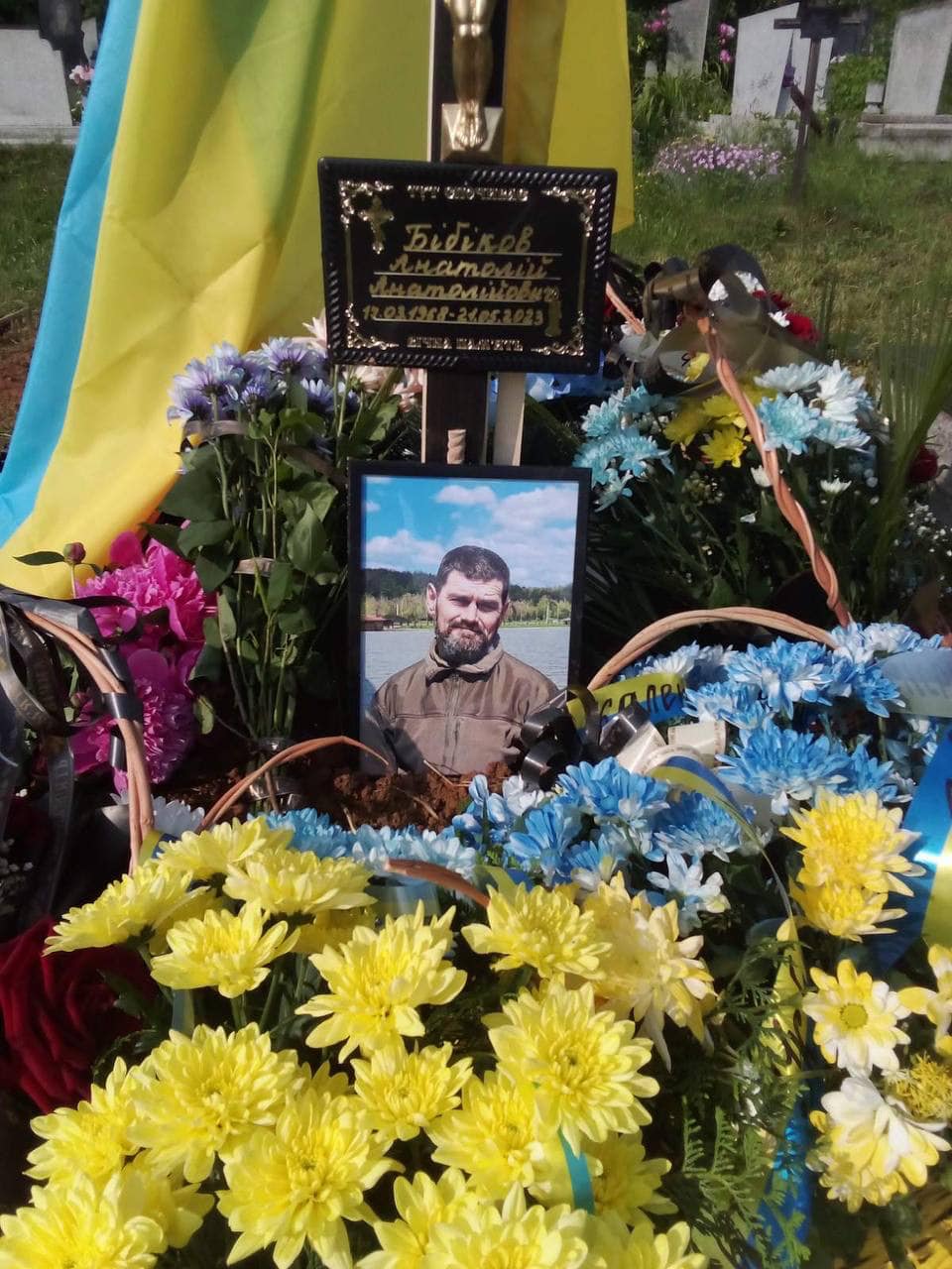 На Закарпатті попрощалися з полеглим у війні Анатолієм Бібіковим
