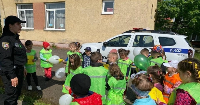 Дошкільнятам про основні ПДР: ювенальні поліцейські Ужгорода відвідали садочок