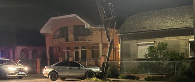 В’їхав у стовп: в Ужгороді втік з місця ДТП покинувши своє авто