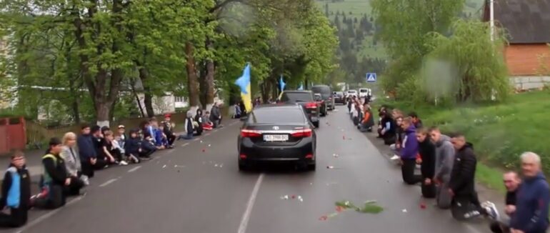 У Хустському районі попрощалися з полеглим 22-річним прикордонником Василем Матійчаком