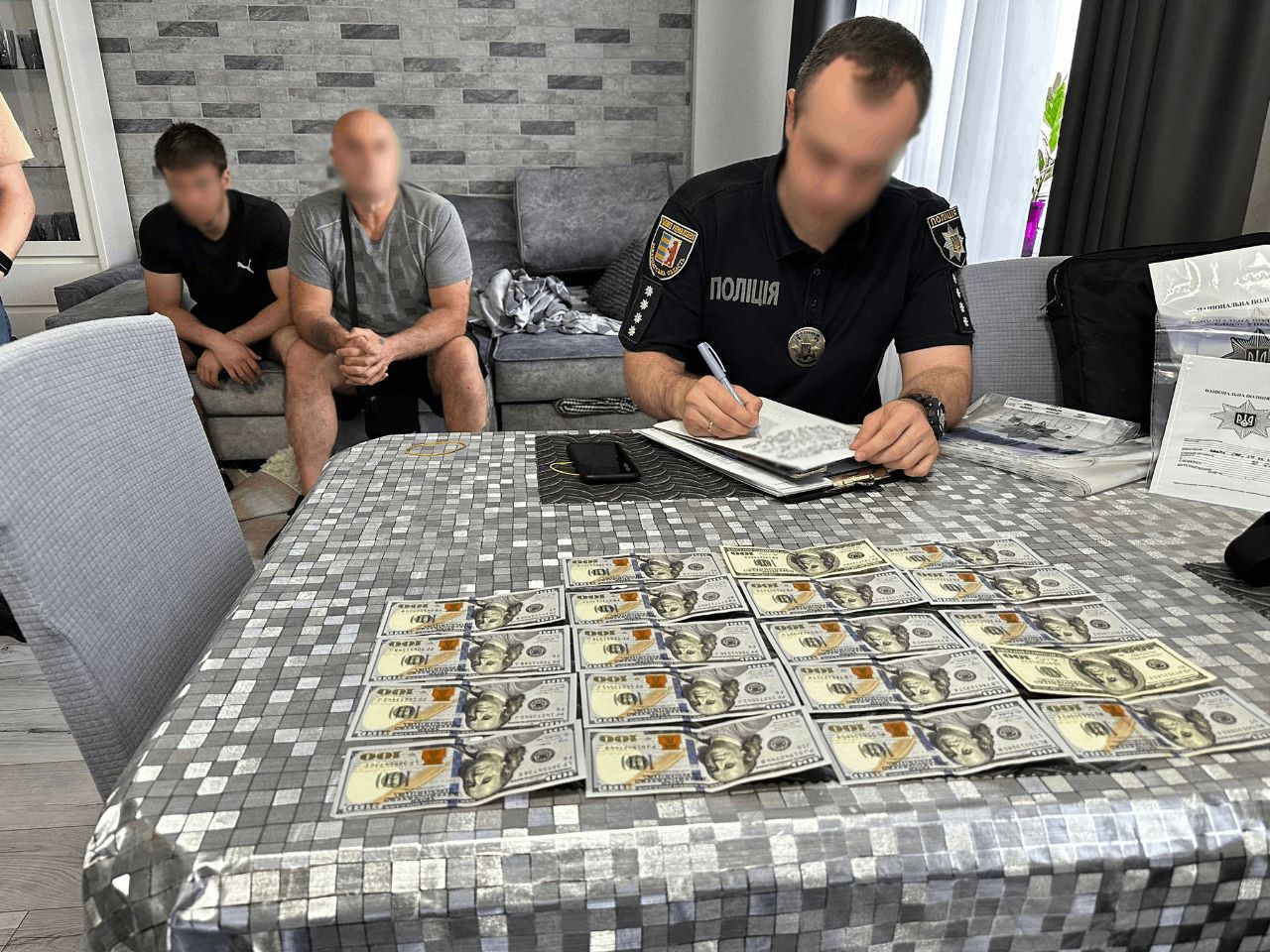 На околицях міста Мукачева затримали організаторку незаконного переправлення через держкордон чоловіків