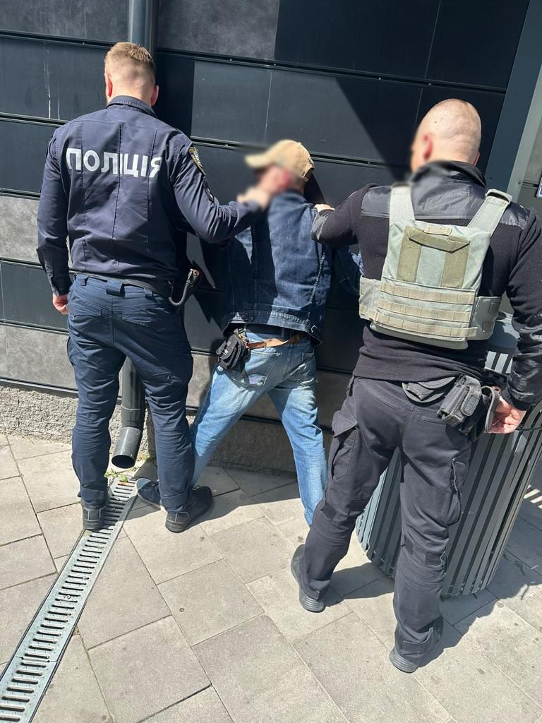Затримали «на гарячому»: у Мукачеві заблокували розповсюдження у регіоні нелегальних боєприпасів