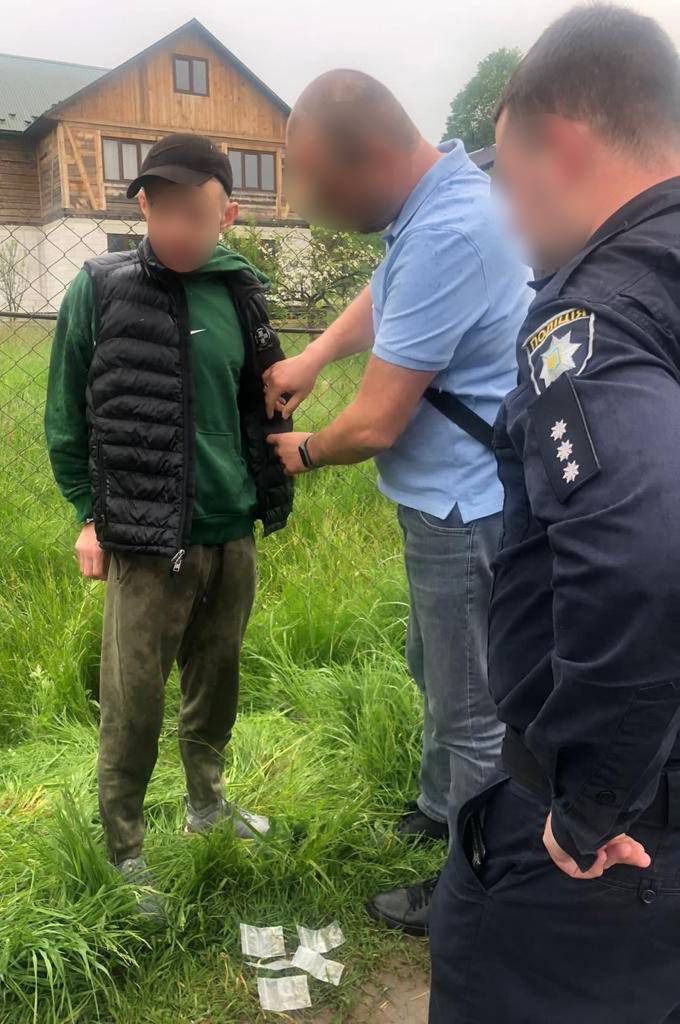 На Рахівщині поліція припинила злочинну діяльність місцевого торговця наркотиками