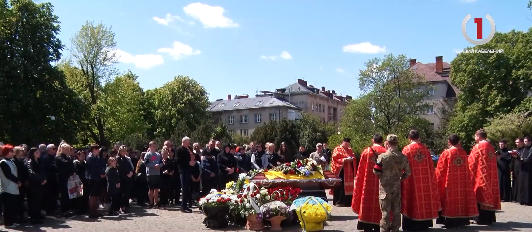Прощання із захисником : в Ужгороді провели в останню путь військовослужбовця Олександра Красіцького (ВІДЕО)