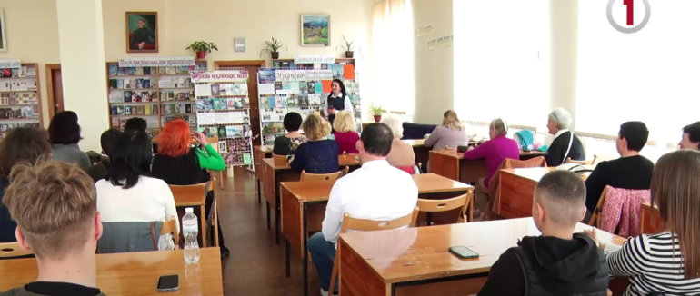 Сакура – фест у бібліотеці: у Мукачеві митці слова зібралися поділитися свіжими доробками (ВІДЕО)