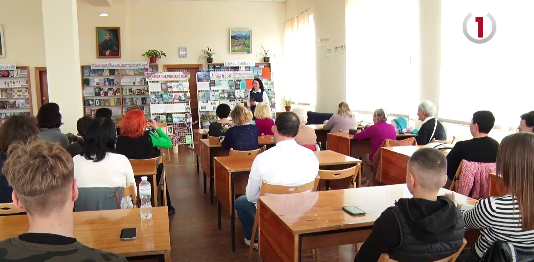 Сакура – фест у бібліотеці: у Мукачеві митці слова зібралися поділитися свіжими доробками (ВІДЕО)