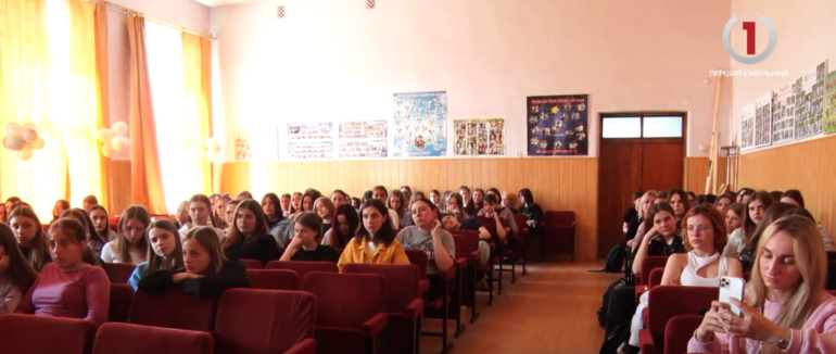 Протидія насильству і булінгу: для хустських школярок провели лекцію (ВІДЕО)