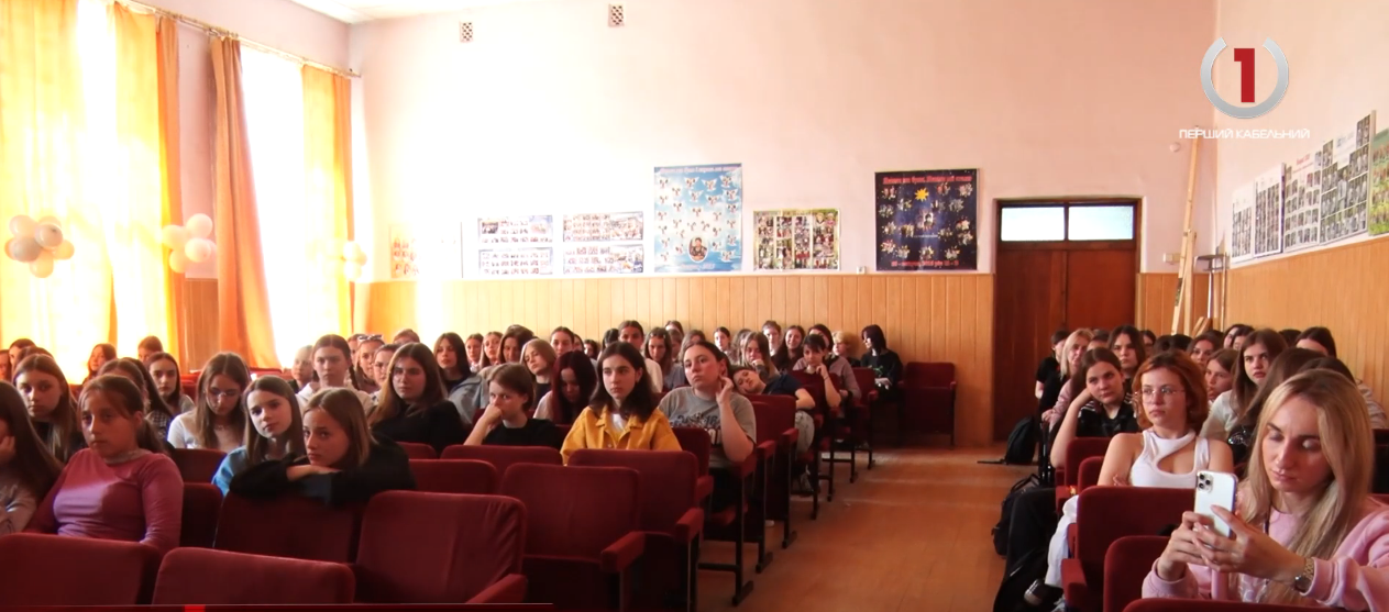 Протидія насильству і булінгу: для хустських школярок провели лекцію (ВІДЕО)