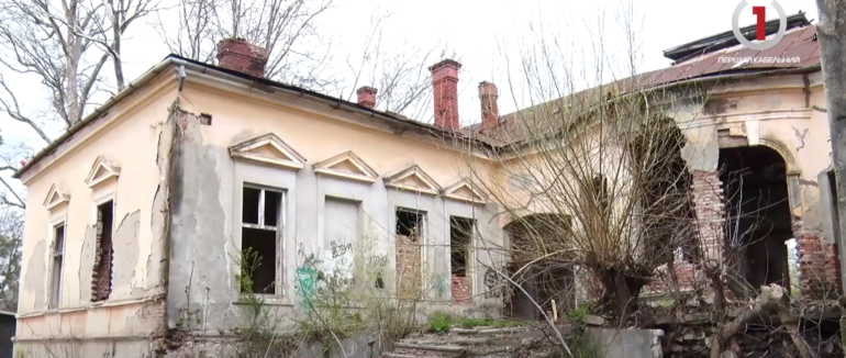Знищена родзинка Мукачева: палац Ковнера продовжує руйнуватись та заростати бур’яном (ВІДЕО)