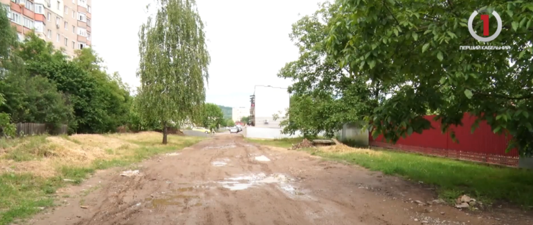 Проблемний відрізок: мукачівці роками мріють про ремонт на вулиці Росвигівській (ВІДЕО)