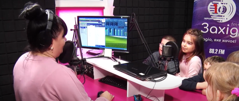 Першачки 4 школи Мукачева відвідали «Радіо Захід фм+» та телеканал «Перший Кабельний» (ВІДЕО)