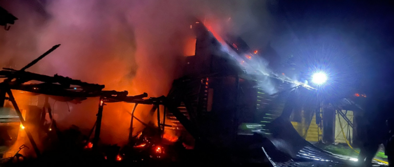 Врятували два будинки й худобу: вночі у Хустському районі трапилася масштабна пожежа