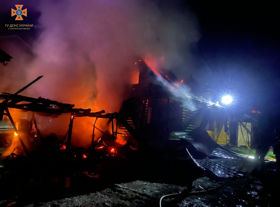 Врятували два будинки й худобу: вночі у Хустському районі трапилася масштабна пожежа