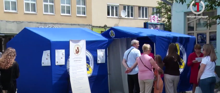 Експрес-обстеження: в Ужгороді оглядали пацієнтів в центрі міста (ВІДЕО)