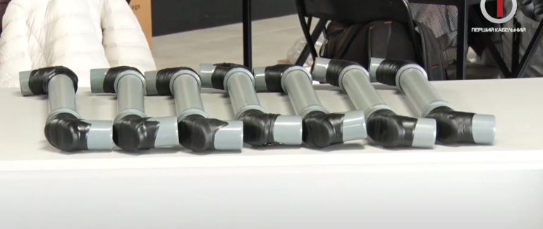 Мукачівські перископи: волонтери віднайшли унікальну технологію виготовлення приладів для військових (ВІДЕО)