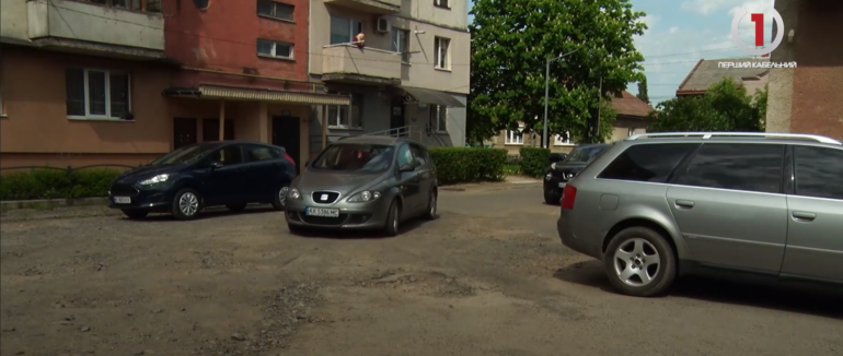 Скарги на покриття: мукачівці на вул. І.Зріні, 113 обурені станом внутрьошньоквартальних проїздів (ВІДЕО)
