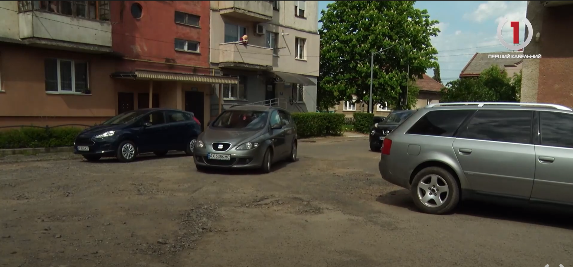 Скарги на покриття: мукачівці на вул. І.Зріні, 113 обурені станом внутрьошньоквартальних проїздів (ВІДЕО)