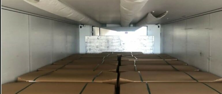 На Закарпатті на кордоні у вантажівці з м’ясом курчат виявили контрабандні сигарети