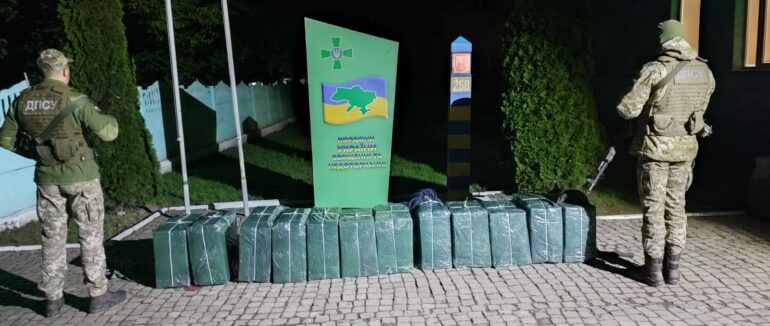 Втікали від прикордонників: на Закарпатті біля кордону контрабандисти забули 7 тисяч пачок сигарет та взуття