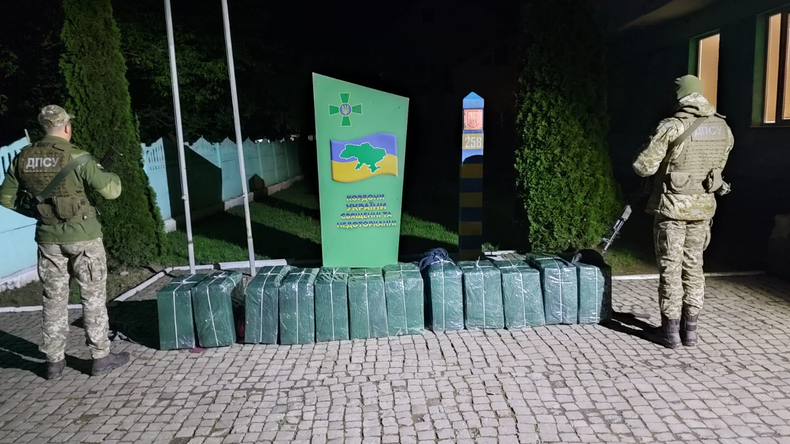 Втікали від прикордонників: на Закарпатті біля кордону контрабандисти забули 7 тисяч пачок сигарет та взуття