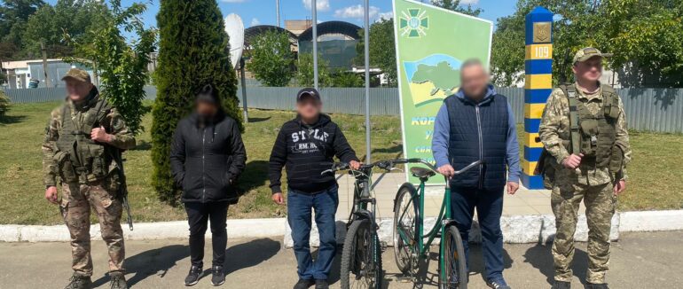 На Закарпатті затримали двох велосипедистів-ухилянтів