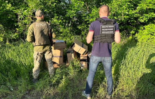 Покинули сигарети та втекли: на Ужгородщині прикордонники зафіксували контрабандистів