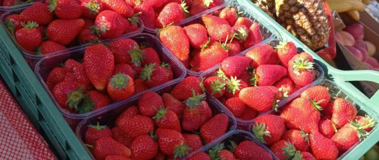 На ринках Мукачева вже продають першу закарпатську полуницю: скільки коштує