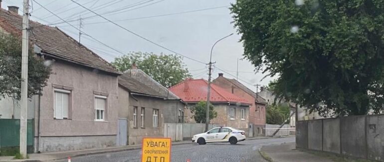 У Мукачеві частина вулиці Садової перекрита: впав електоопора (ВІДЕО)