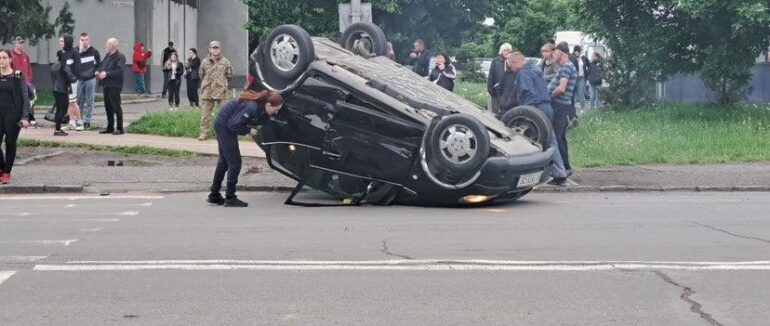 Жахлива ДТП в Ужгороді: Mercedes перекинувся на дах й проїхав на ньому ще метрів 20