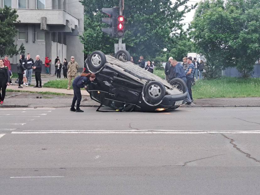 Жахлива ДТП в Ужгороді: Mercedes перекинувся на дах й проїхав на ньому ще метрів 20