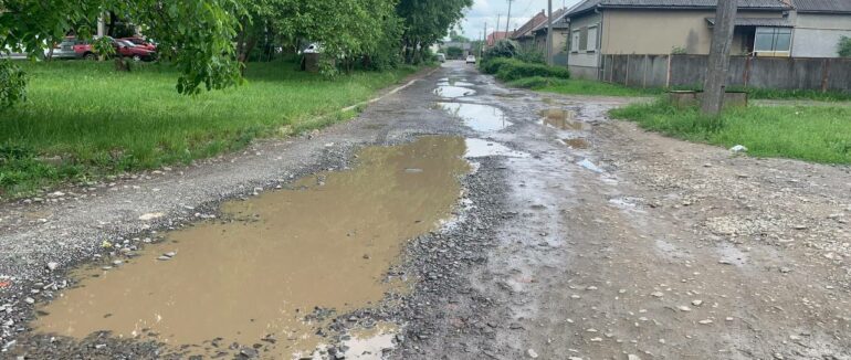 Розбита та вся у вибоїнах: вулиця Росвигівська за 20 років не бачили жодних ремонтних робіт