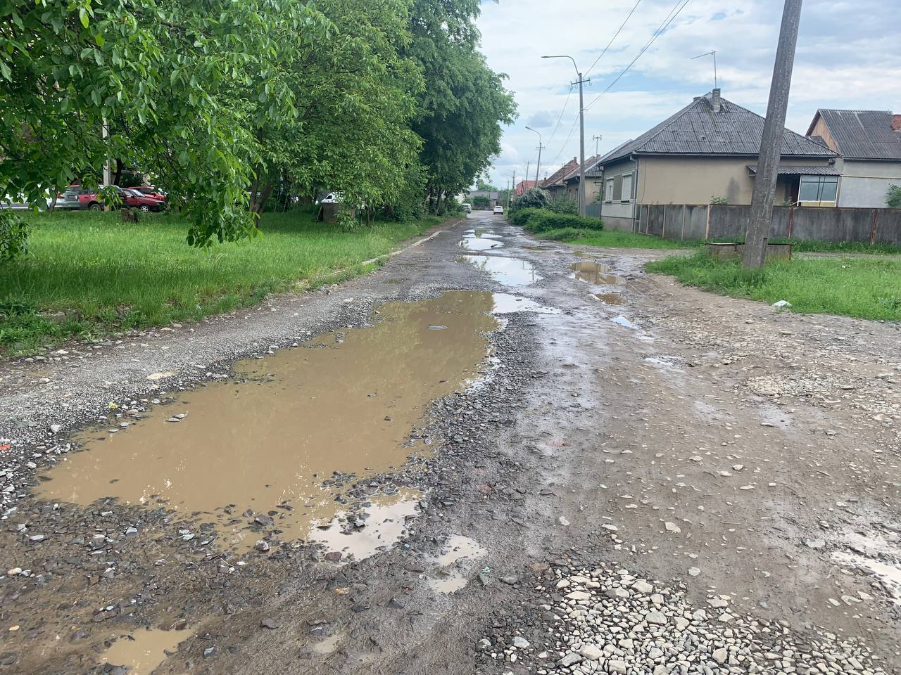 Розбита та вся у вибоїнах: вулиця Росвигівська за 20 років не бачили жодних ремонтних робіт