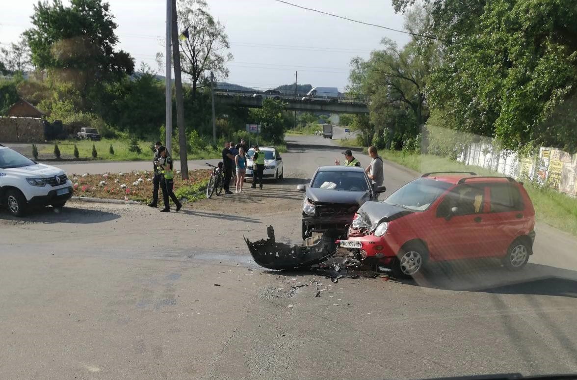 Поблизу Мукачева трапилася ДТП: зіштовхнулися дві автівки
