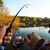 Подалі від ліній електропередач: закарпатцям нагадали правила ловлі риби