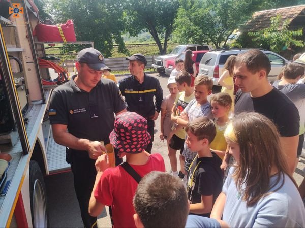 Рятувальники невпинно навчають дітей правилам безпечної поведінки під час літніх канікул