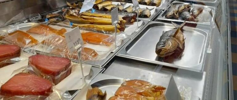 На Закарпатті перевіряли рибні магазини та вуличних торгівців риби: що трапилось?