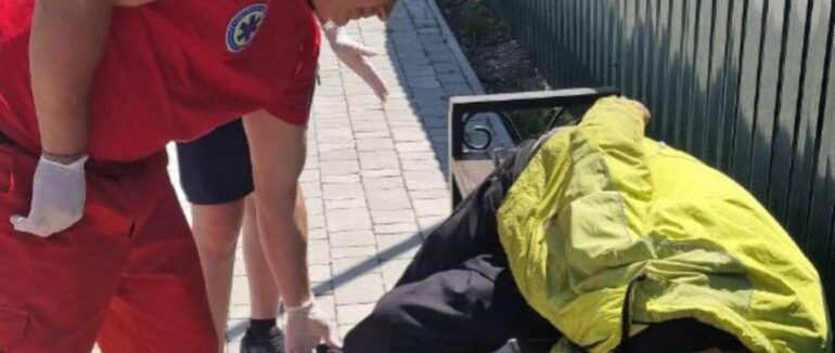 В Ужгороді допомогли чоловіку, який лежав непритомним на лавці