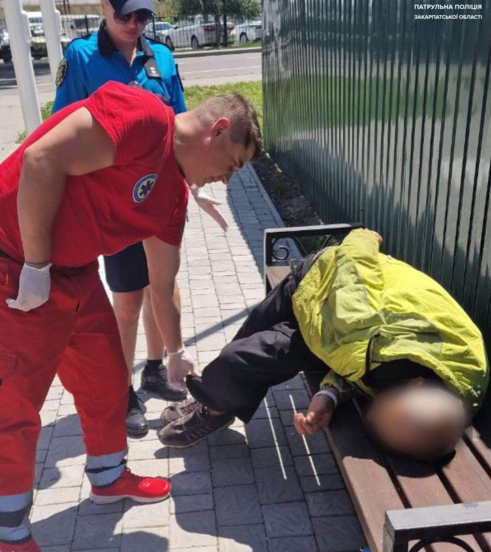 В Ужгороді допомогли чоловіку, який лежав непритомним на лавці