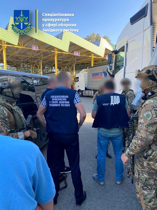 7000 доларів США за переправлення за кордон: на Закарпатті затримали 42-річного експравоохоронця та його спільників