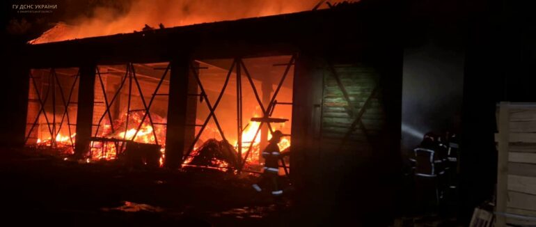 Вночі в Ужгородському районі рятувальники ліквідовували масштабну пожежу у складському приміщенні